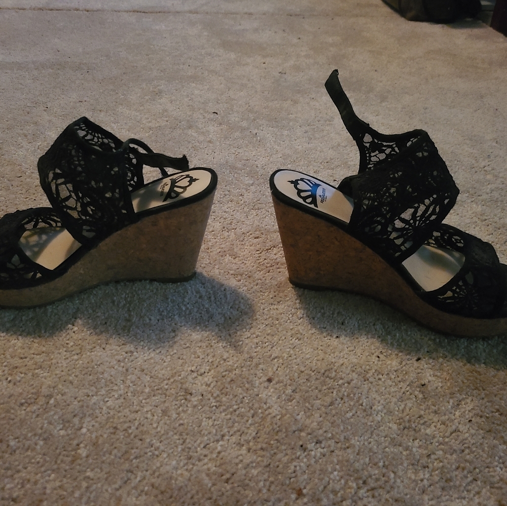 Shoes - Picture 5 of 6